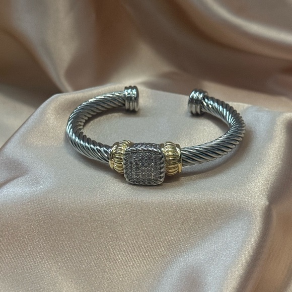 Elegant Silver and Gold Women's Bracelet - Picture 4 of 12